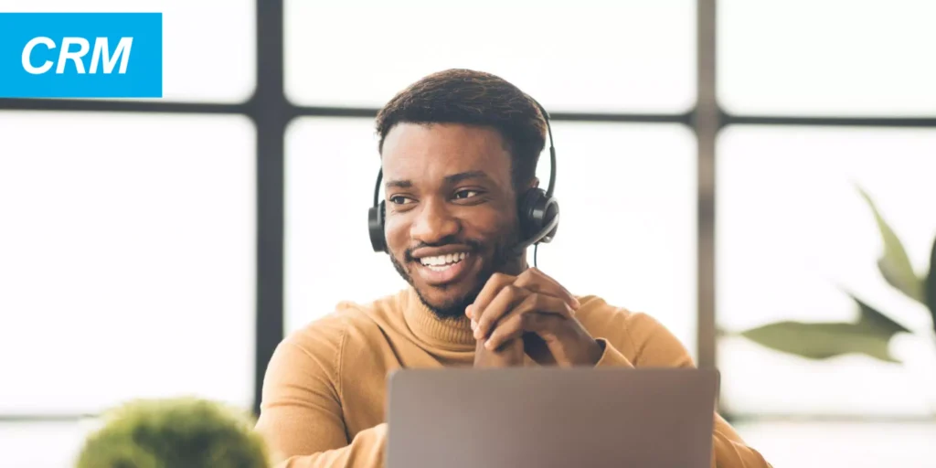 agent au téléphone - optimiser son sav grâce au crm
